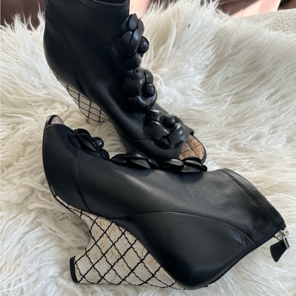 Chanel boots, size 38.5, excellent condition, never worn outside, like new! - Picture 4 of 7